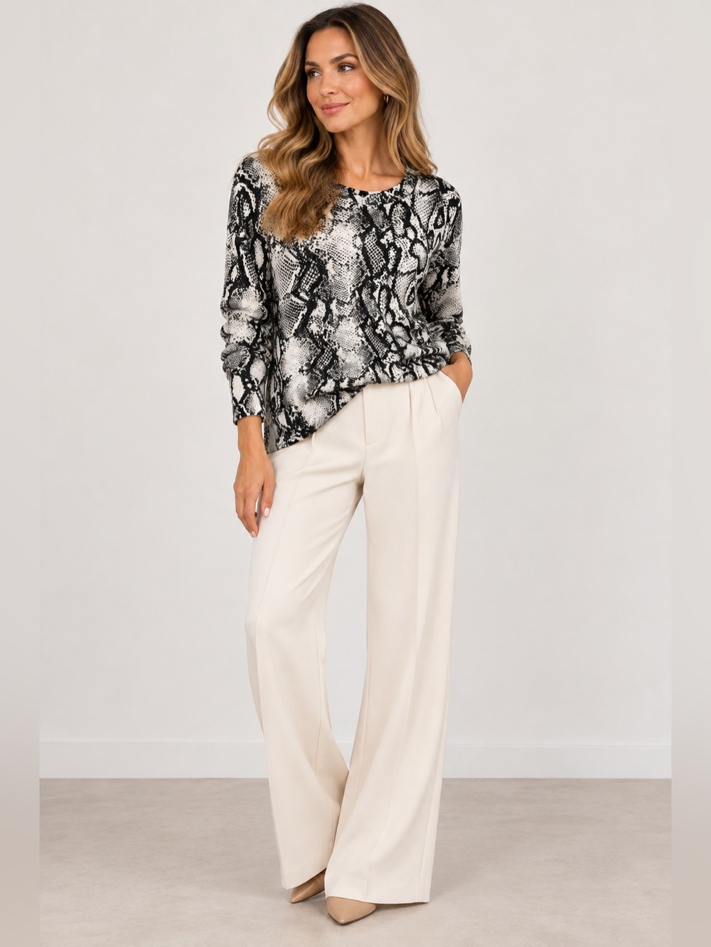 Bloomingdale’s cashmere Snake Print Crewneck Sweater - Black & cream